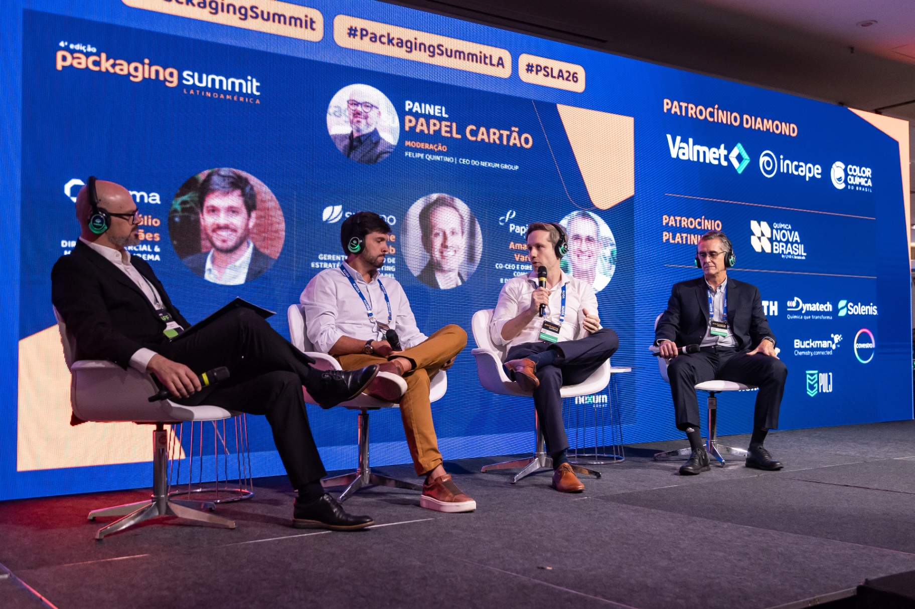 Painel de debate no palco principal