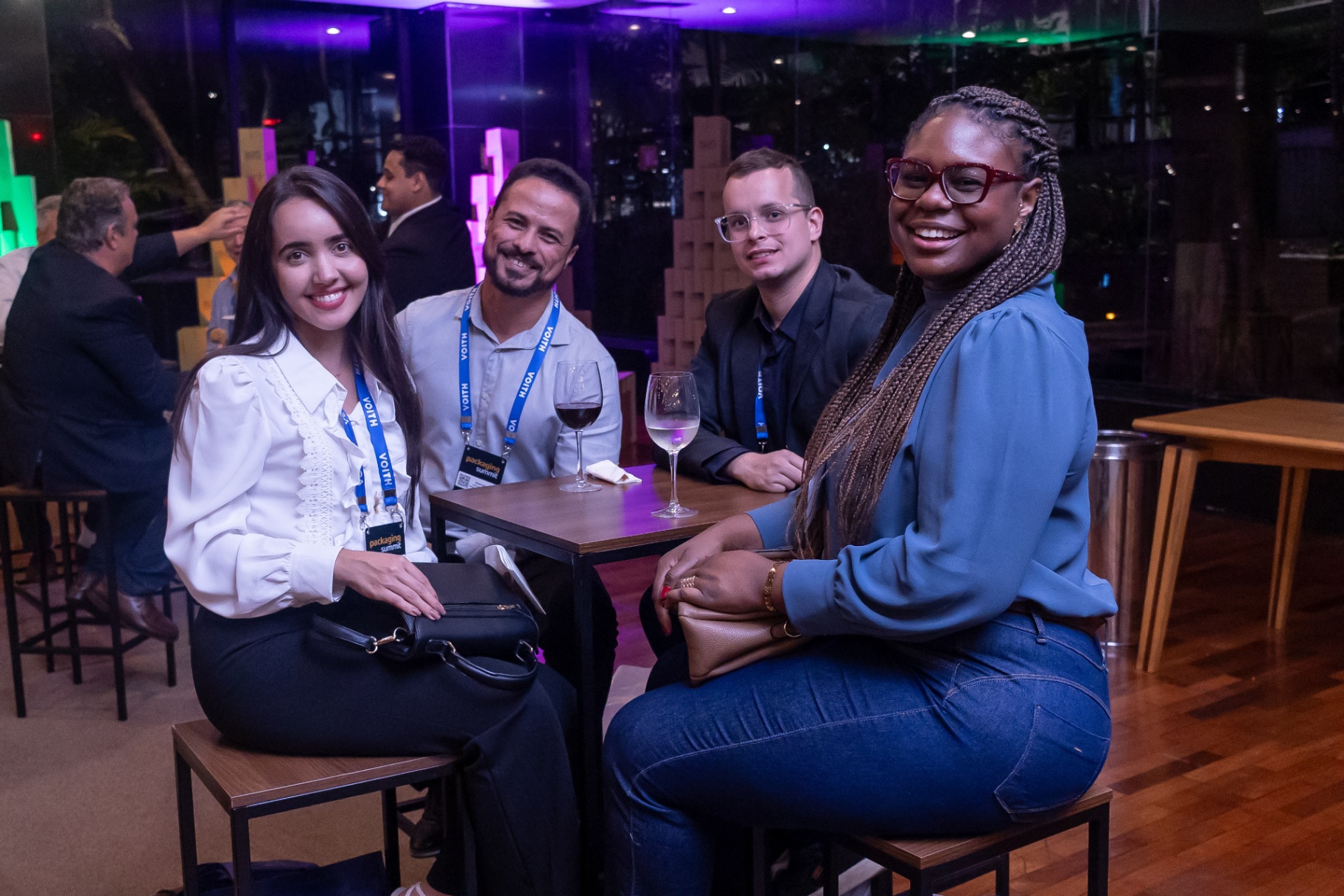 Participantes durante o evento de networking noturno